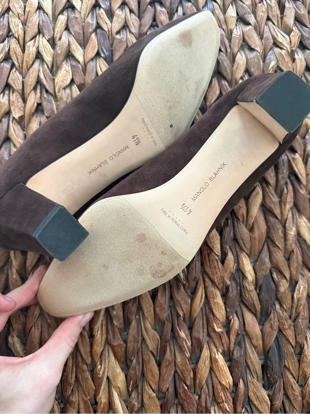 Manolo Blahnik Okkatopla 50 Dark Brown Suede Pumps - Picture 6 of 7